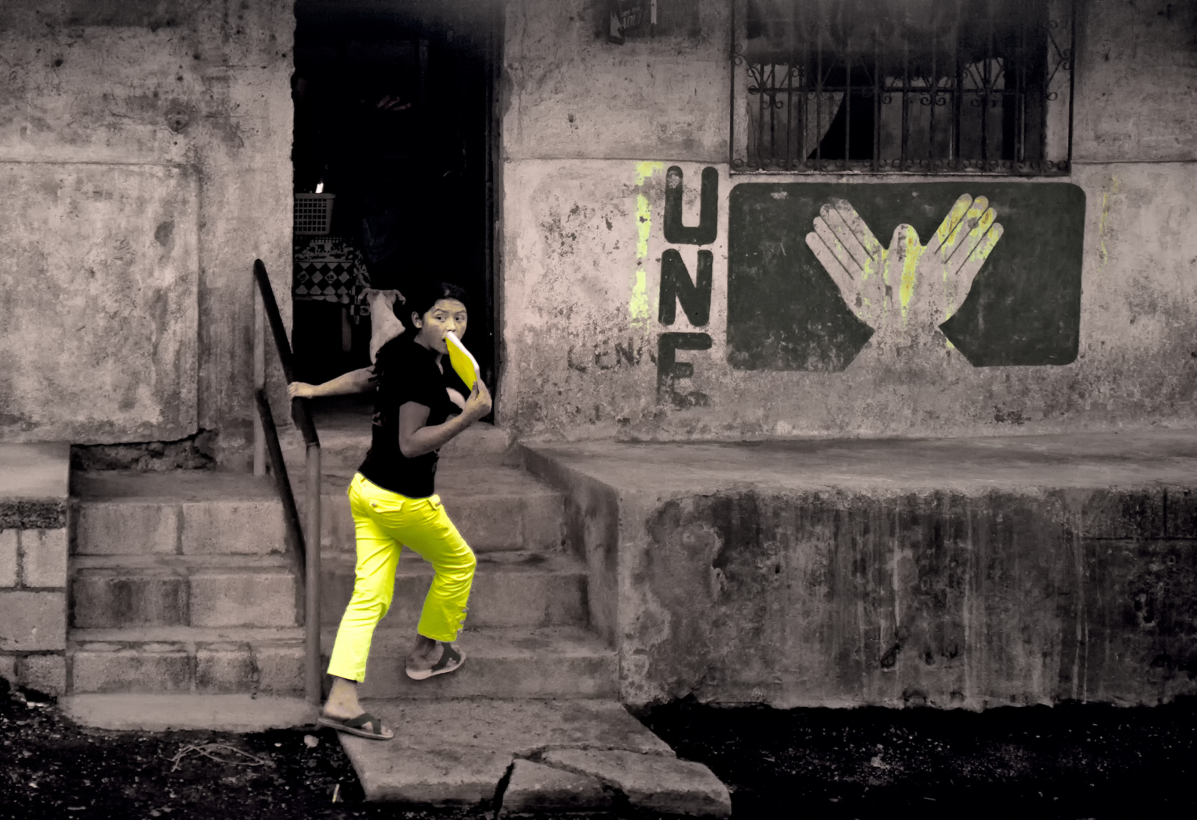 Girl With Yellow Pants Running into a UNE Building (02-May-2011)